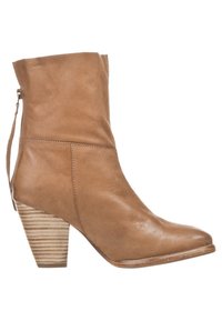Botín de tobillo de cuero marrón claro con un diseño afinado, tacón apilado texturizado y cierre de cremallera lateral. Acabado suave y detalles de costura sutil.