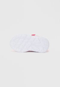 Roosa lastejalatsi valge tekstureeritud tall, nähtav altpoolt, tavalise heleda tausta peal.