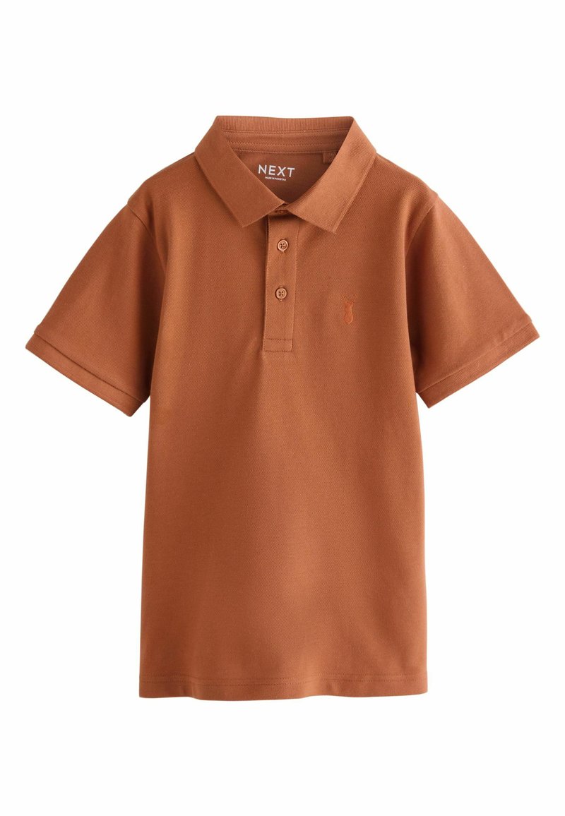 Polo shirt marrone in cotone, con colletto, placket a due bottoni, maniche corte e un piccolo logo ricamato sul petto.