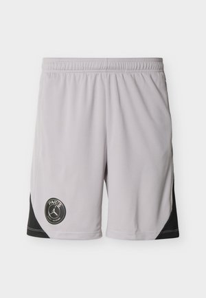 Vaaleanharmaat urheilushortsit, joissa on joustava vyötärönauha, mustat sivupaneelit ja musta Paris Saint-Germain -logo vasemman helman lähellä.