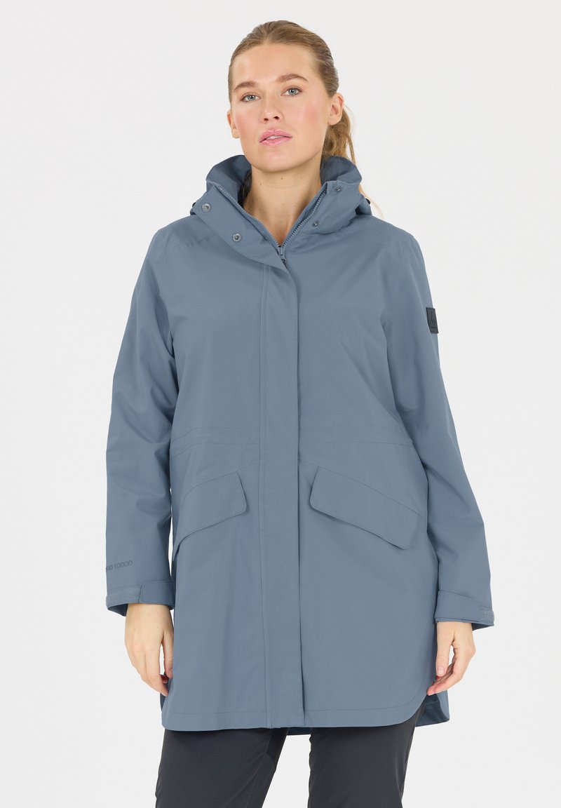 Ljusblå vattentät jacka med huva, utrustad med två framfickor, dragkedjestängning och diskret logotypdetalj på ärmen.