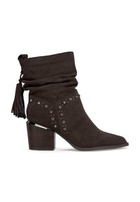 Stivaletto in suede marrone con gambale arricciato, nappina decorativa, accenti di borchie e tacco a blocco con effetto legno.