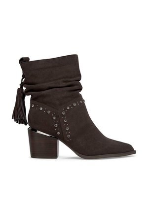 Bruine suede enkellaarzen met een gedrapeerde bovenkant, decoratieve kwastjes, gestifte accenten en een blokhak met een houtlook.