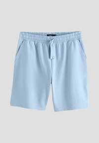Shorts de algodón azul claro con cintura elástica, cordón y dos bolsillos laterales. Textura suave con un diseño simple y sólido.