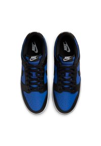 Sneakers Nike blu e neri con tomaia in pelle e tessuto, punta rotonda, linguetta in rete e chiusura con lacci. Presentano perforazioni per la traspirabilità.