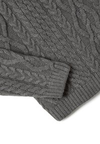 Maglione a trecce in lana grigio scuro. Presenta spesse trecce e un polsino a coste, con una texture morbida e una vestibilità confortevole.