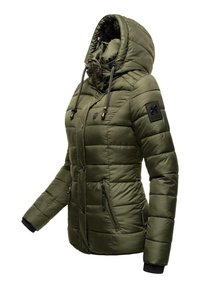 Giacca imbottita verde oliva con colletto alto, tasche con zip, polsini elasticizzati e una toppa sul manica, realizzata in un materiale liscio.