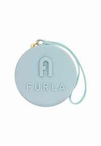 Funda de silicona azul claro, redondeada, con el logo "FURLA" en relieve, strap adjunto y detalles en dorado. Textura suave, diseño minimalista.