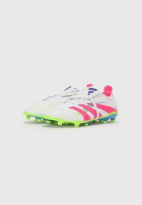 Hvide fodboldstøvler med neongrønne og pink accenter. Har en tekstureret overflade, justerbar tunge og multicolor studs for godt greb.