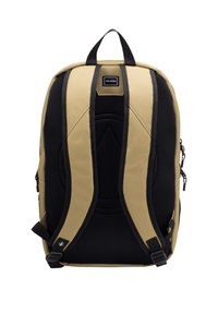 Mochila marrón con respaldo de malla negra y correas ajustables. Presenta un parche con el logo y tiene cremalleras para acceder a los compartimentos.