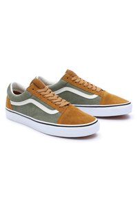 Sneakers med grønn kordfløyel og brune semskede paneler med hvite detaljer, runde lisser og en teksturert gummisåle.
