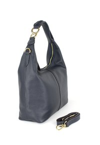 Marinblå läderhandväska med en texturerad yta, en bred öppning upptill, en avtagbar rem och detaljer i guldmetall. Har en dragkedjestängning.