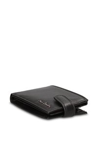 Portafoglio in pelle nera con design pieghevole, caratterizzato da una chiusura con cinturino e dettagli di cuciture visibili. Il nome del marchio è impresso sul davanti.
