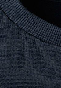 Maglione a maglia blu navy con collo a coste e una trama fine, che presenta un motivo liscio e uniforme in tutta la superficie.