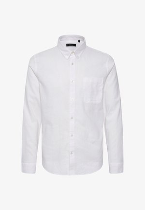 Camisa de algodón blanca de manga larga con cuello con botones, bolsillo delantero y tapeta de botones tradicional. Textura suave y ajuste a medida.