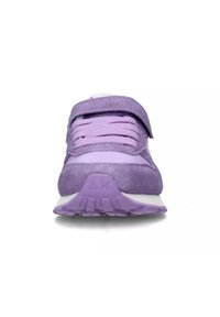 Sneaker viola in suede con tomaia texturizzata, chiusura con lacci, strap in velcro e suola in gomma. Design leggero con forma curvata.