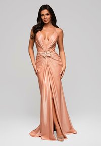 Abendkleid aus satin in Roségold mit tiefem Ausschnitt, floralem Akzent an der Taille, drapierter Gestaltung und hohem Schlitz bis zum Oberschenkel. Verstellbare Spaghettiträger.