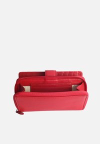 Rote Leder-Geldbörse mit Reißverschluss, Innenkartenfächer und strukturiertem Design. Kompakte rechteckige Form, glatte Oberfläche und robustes Nähen.