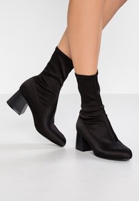 Monki Klassiset nilkkurit - black
