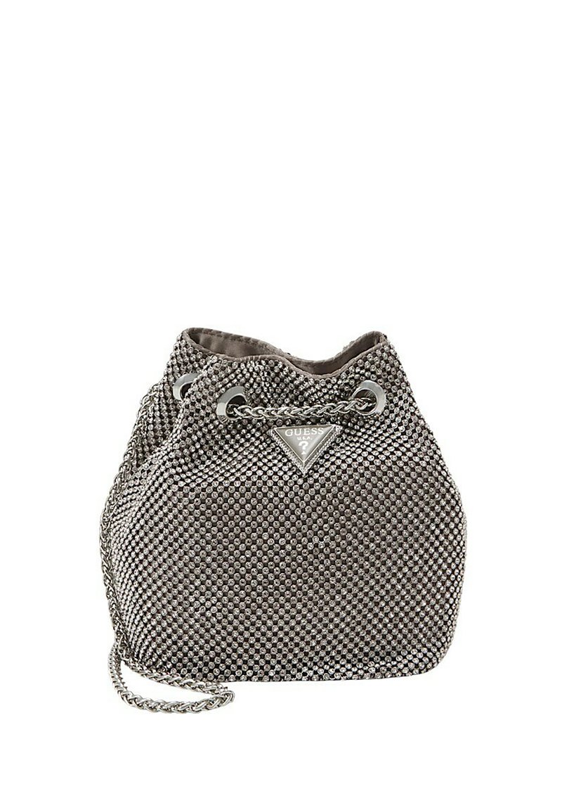 Borsa secchiello grigia metallica realizzata in tessuto texturizzato, con chiusura a cordoncino e manico a catena, arricchita da un accento con logo a forma di diamante.