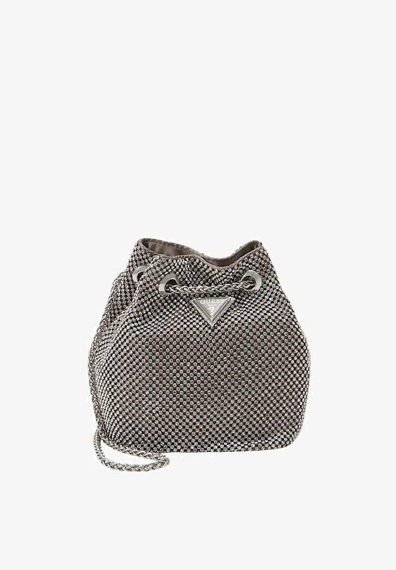 Borsa secchiello grigia metallica realizzata in tessuto texturizzato, con chiusura a cordoncino e manico a catena, arricchita da un accento con logo a forma di diamante.