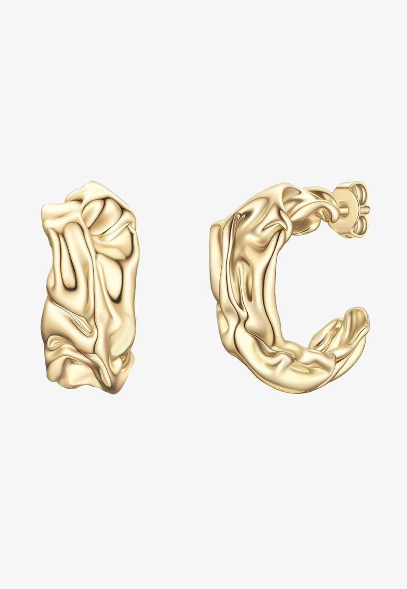 Boucles d'oreilles créoles texturées en ton or avec une surface froissée et irrégulière, dotées de fermoirs papillon, vues de face et de côté.