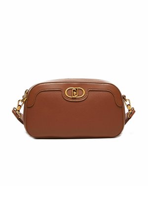 Sac bandoulière en cuir marron avec un design incurvé, accent en métal doré et fermeture éclair. Il est doté d'une sangle ajustable.