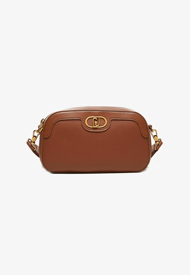 Sac bandoulière en cuir marron avec un design incurvé, accent en métal doré et fermeture éclair. Il est doté d'une sangle ajustable.