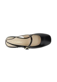 Chaussure en cuir noir avec un bout carré, dotée d'une fine sangle et d'un détail de boucle en or. La semelle intérieure est beige avec le nom de la marque en relief.