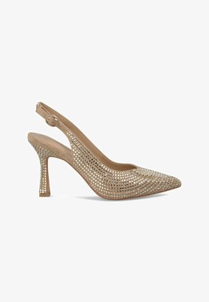 Beige Slingback-High-Heelschuh mit spitzer Zehe, ausgestattet mit einem Mesh-Design, das mit metallischen Nieten verziert ist, und einem schlanken Absatz.