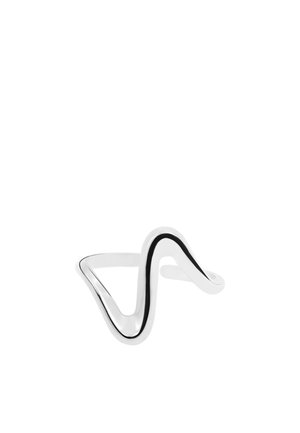 Anello aperto a fascia in argento con un design liscio e astratto a forma di onda su sfondo bianco.