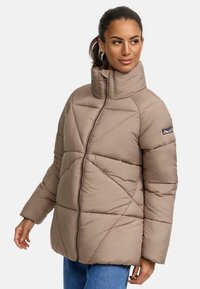 Pufferjack in licht taupe met een hoge kraag, voorzien van een diagonale gestikte patroon en een ritssluiting. Zachte, gewatteerde textuur.
