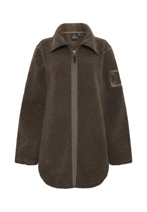 Braune Fleecejacke mit Reißverschluss, großem Kragen und langen Ärmeln. Verfügt über eine strukturierte Oberfläche und ein Patch am linken Ärmel.