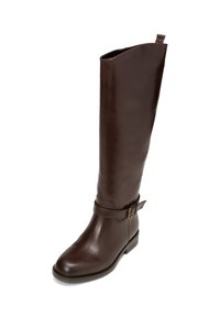 Hohe, dunkelbraune Lederstiefel mit niedrigem Absatz und dekorativem Knöchelriemen mit Messingschnalle, Ziehlasche oben, glatte Oberfläche.
