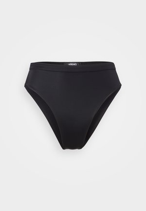 Melnas bikini apakšējās daļas, kas izgatavotas no gludas, elastīgas auduma. Iespējas ar vidēji augstu jostasvietu un minimāla seguma dizainu. Nav redzamu rakstu vai akcentu.