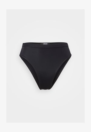 Bas de bikini noir en tissu lisse et extensible. Présente une taille mi-haute et un design à couverture minimale. Pas de motifs ou d'accents visibles.