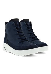 Sneaker alte blu navy con finitura in suede, pannelli testurizzati, suole bianche in gomma e sei fori per i lacci. Presenta una linguetta.