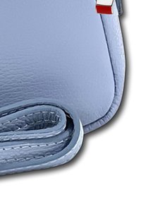 Lichtblauwe leren handtas met een gestructureerde afwerking, met een gerolde schouderriem en zilveren hardware accenten.