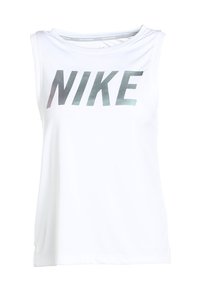 Valkoinen hihaton urheiluptype, jossa on suuri metallinvärinen harmaa "NIKE" -logo edessä. Sujuva materiaali ja rento istuvuus.