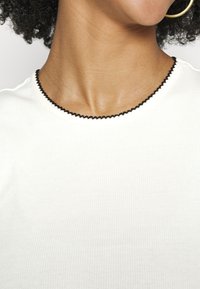 ONLY Petite ONLKERRY STITCH - Μπλούζα - cloud dancer/black