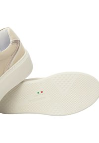 Sneaker bianco in pelle con finitura liscia, dettagli beige chiaro, suola ammortizzata e suola in gomma bianca testurizzata con motivo a diamante.