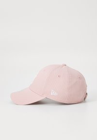 Rózsaszín baseball sapka ívelt elülső szélekkel, szövet textúrával, hímzett logóval az elején és az oldalon, állítható pánttal a hátul.