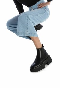 Refresh Botines con plataforma - black