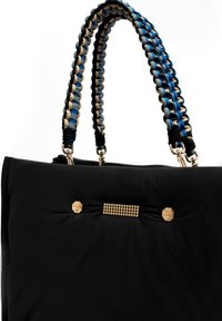 Zwarte gevoerde tas met decoratieve gouden hardware, voorzien van een met textuur vergulde handgreep in blauw en beige tinten, en een gouden studsaccent.
