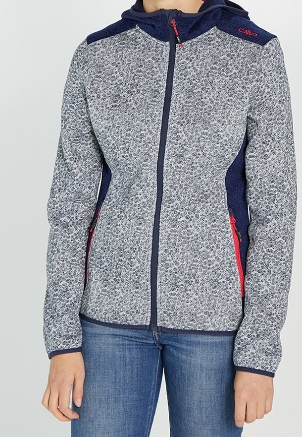 Veste zippée en polaire avec un motif texturé gris et marine, panneaux latéraux contrastés en marine et détails de fermeture éclair rouges. Design à capuche avec poches.