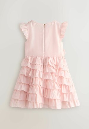 Ružové šaty s volánovým dizajnom viacerých vrstiev, krátkymi zvončekovými rukávmi a zapínaním na zips na chrbte. Jemná textúra látky.