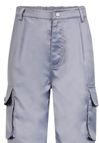 Lichtgrijze cargobroek met een gladde, glanzende textuur, voorzien van zijzakken, een knoopsluiting en een elastische tailleband voor comfort.