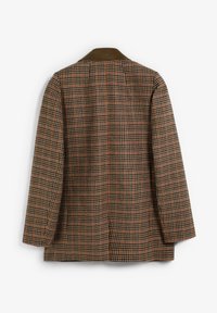 Chaqueta marrón a cuadros con un cuello verde oscuro, que presenta un diseño entallado y una tela texturizada. Los patrones notables incluyen pequeños cuadros.