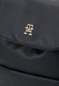 Tommy Hilfiger POPPY REFORM FLAP BACKPACK - Rucksack - black