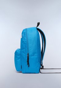 Zaino blu con un tessuto liscio e texture. Presenta un compartimento principale con zip, una tasca laterale e spallacci neri regolabili.